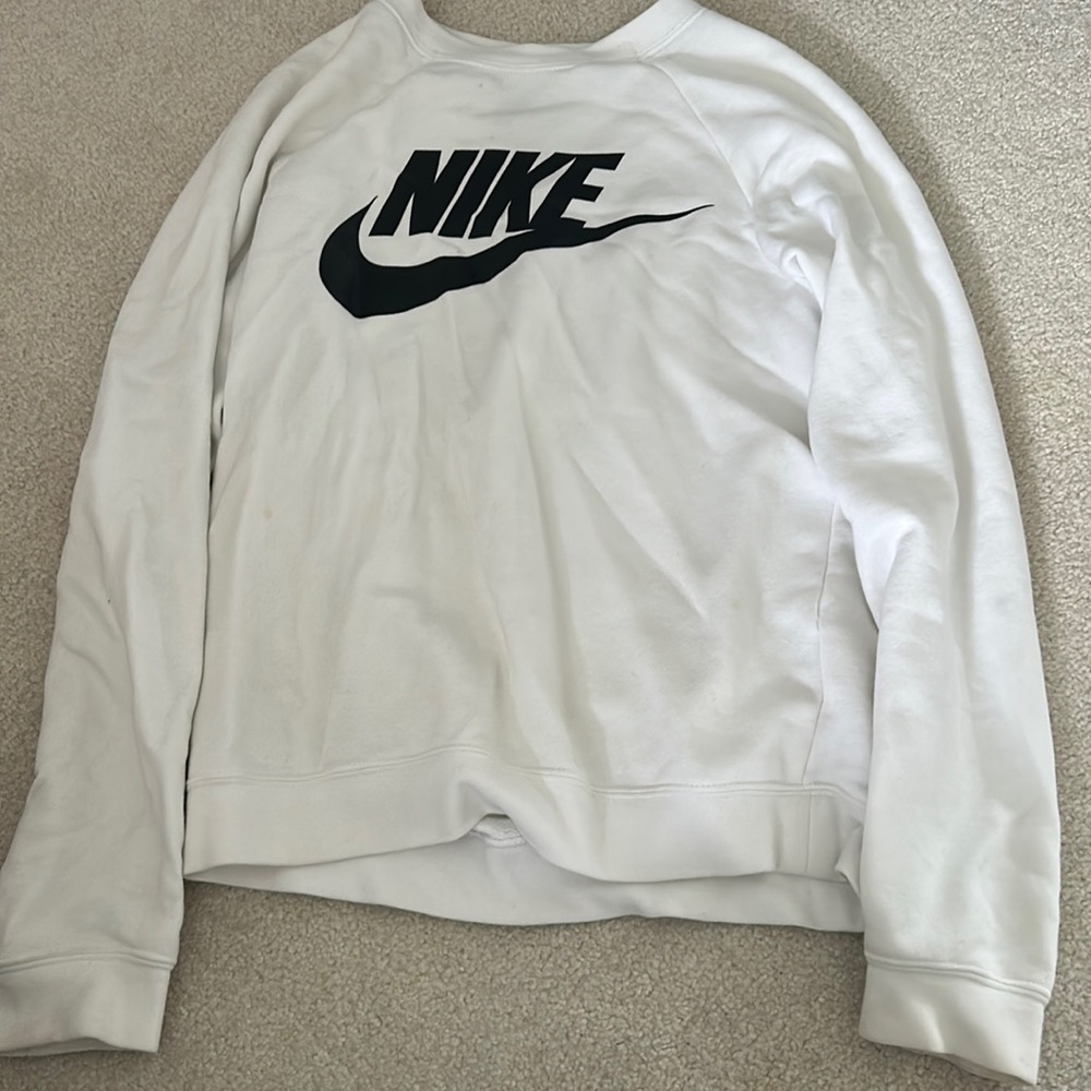 super cute white nike crewneck. size women’s xs!!